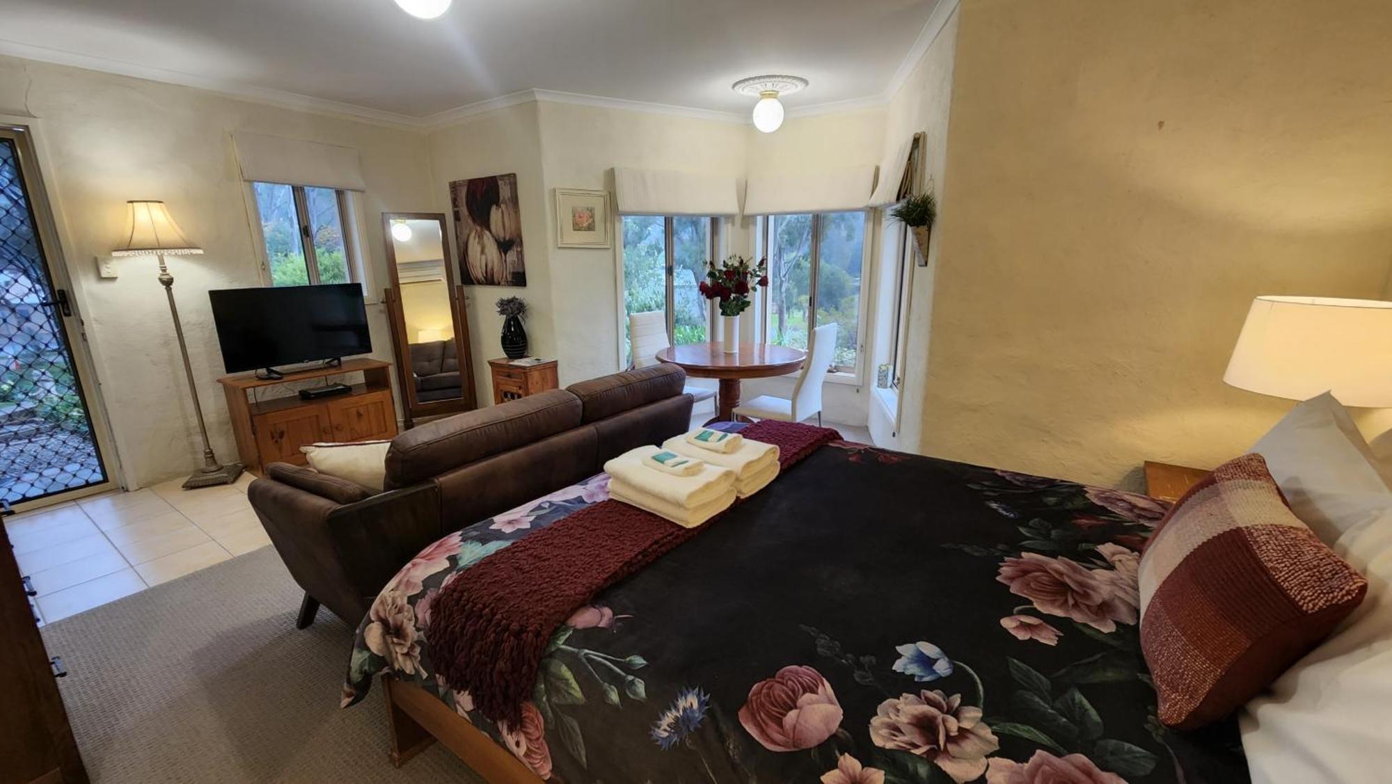 Riesling Trail & Clare Valley Cottages Стая снимка